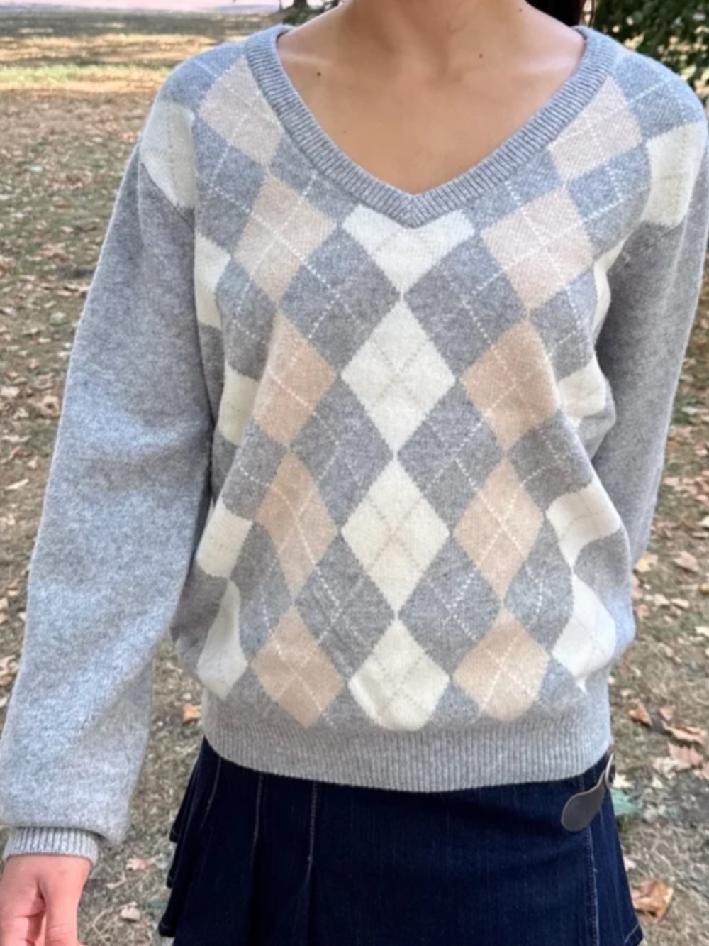 Brandy Melville V-neck unisex sweater classic grey/beige/cream argyle bust 44"